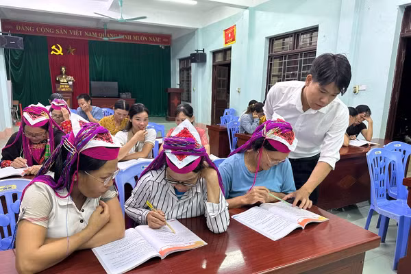 Lớp học XMC tại nhà văn hóa thôn Ngàn Phe.