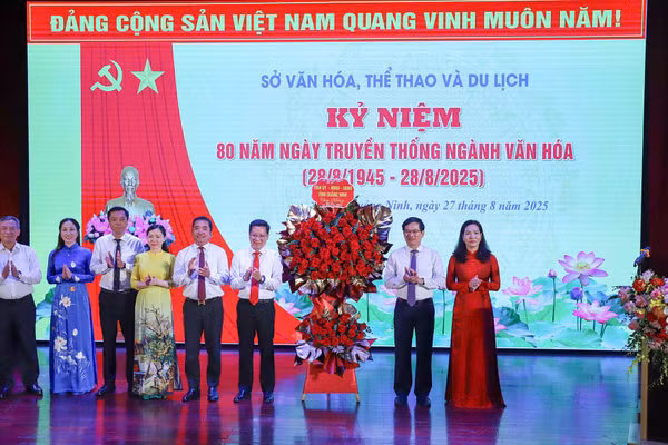 Lãnh đạo tỉnh Quảng Ninh tặng hoa chúc mừng 80 năm Ngày truyền thống ngành Văn hóa.