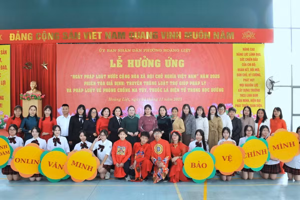 Lễ hưởng ứng ngày Pháp luật Việt Nam tại Trường THCS Linh Đàm.