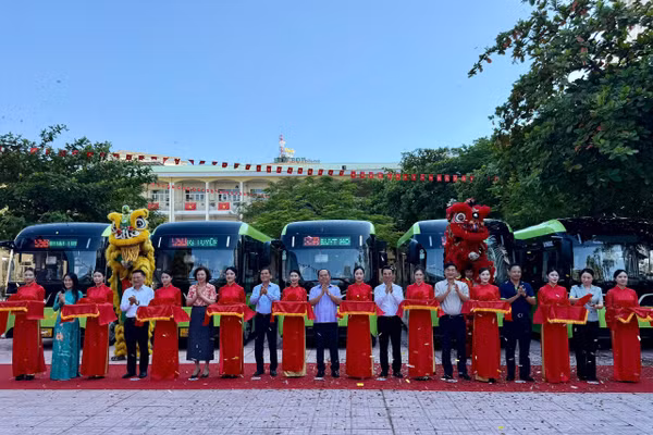 Các đại biểu cắt băng khai trương.