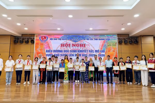 Các học sinh khuyết tật, mồ côi tiêu biểu vượt khó vươn lên được khen thưởng.