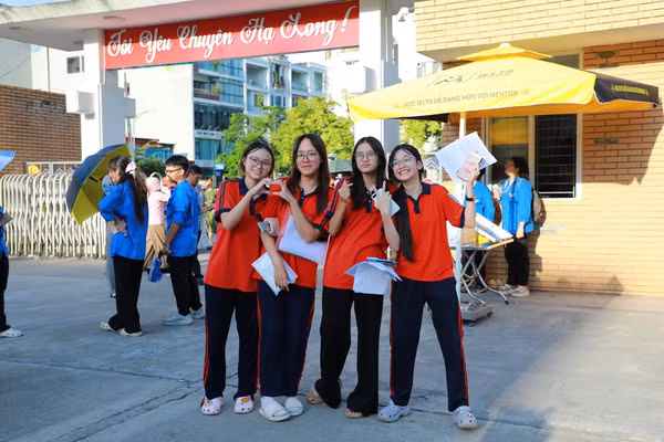 Thí sinh vui vẻ, thoải mái sau khi hoàn thành Kỳ thi tuyển sinh vào lớp 10.