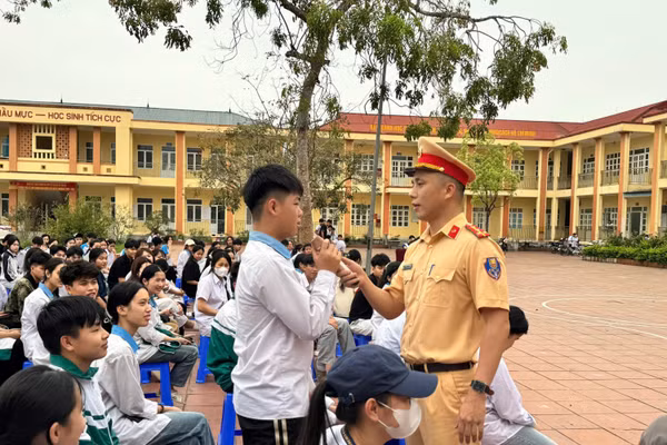 Cán bộ Đội CSGT đường bộ số 3 hướng dẫn kỹ năng lái xe cho các em học sinh.