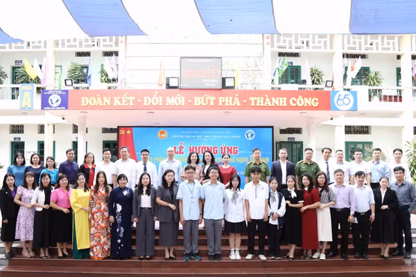 Các đại biểu, thầy cô giáo và các em học sinh tại lễ hưởng ứng.