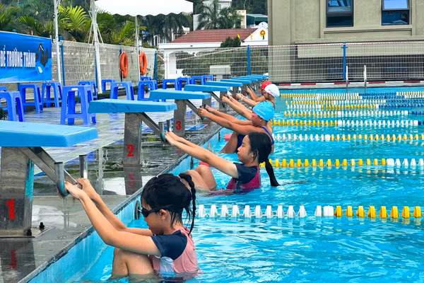 Học sinh ở Quảng Ninh trong một giải bơi.