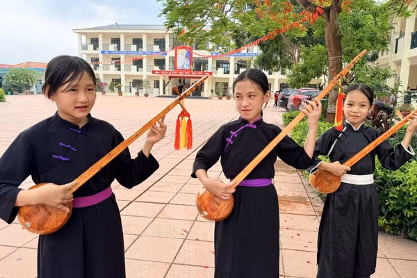 Học sinh Trường TH&THCS Đồng Tâm luyện tập hát then, đàn tính.