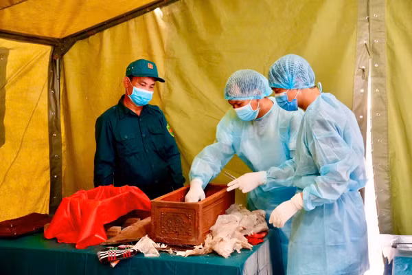 Các lực lượng quân sự, y tế phối hợp chặt chẽ trong quá trình lấy mẫu hài cốt liệt sĩ.