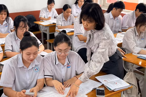 Bà Nguyễn Thị Hậu, Phó Hiệu trưởng Trường TH, THCS và THPT Lê Thánh Tông trong một buổi trên lớp.