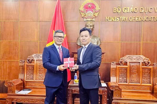 Thứ trưởng Lê Quân tặng quà Đại sứ Denny Abdi.