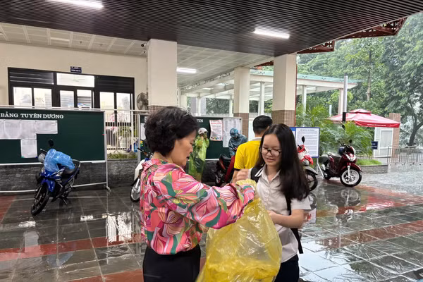 Các trường được linh hoạt điều chỉnh lịch học trước diễn biến của bão.