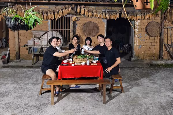 Du khách trải nghiệm tại homestay Hoàng Sằn, xã Hoành Mô.