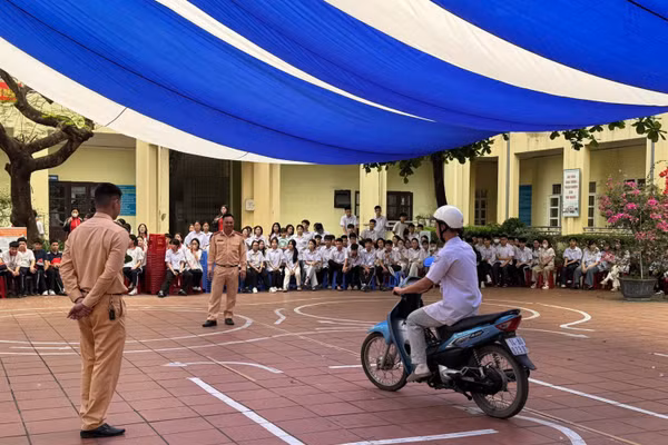 Học sinh thực hành lái xe an toàn trên sa hình.