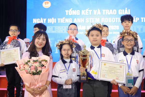 Cô trò Trường Tiểu học Nguyễn Trãi (phường Hà Đông) - đơn vị đoạt giải Xuất sắc của Ngày hội.