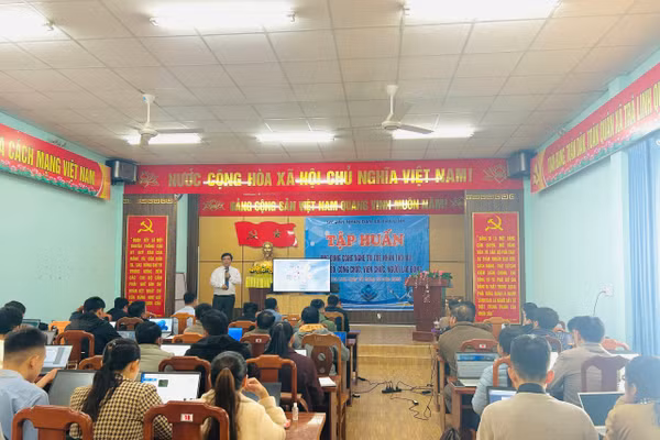 Lớp tập huấn chuyên đề Ứng dụng trí tuệ nhân tạo (AI) để hỗ trợ cán bộ, công chức, viên chức xã Trà Linh. 