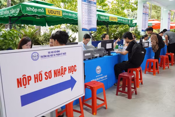 Trường Đại học Sư phạm Kỹ thuật chia làm nhiều khu vực để hỗ trợ tân sinh viên và người nhà hoàn thành thủ tục nhập học. 