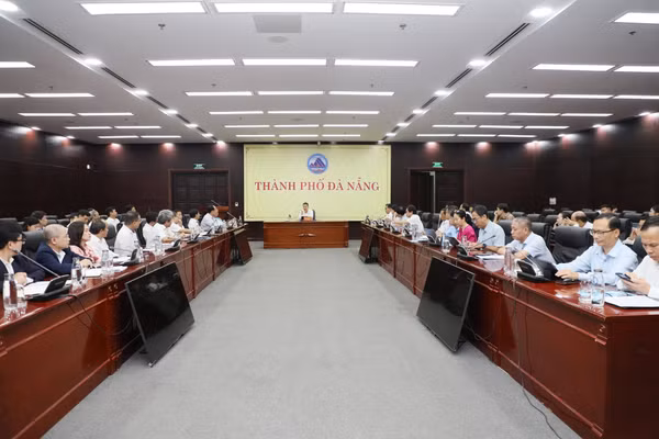 Ông Nguyễn Mạnh Hùng, Chủ tịch UBND TP Đà Nẵng chủ trì buổi làm việc với Đại học Đà Nẵng.