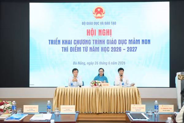 Hội nghị tổ chức theo hình thức trực tiếp kết hợp với trực tuyến. 