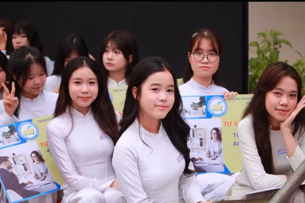Học viên Trung tâm Giáo dục thường xuyên số 2 (Đà Nẵng) tham dự Ngày hội tư vấn tuyển sinh. 