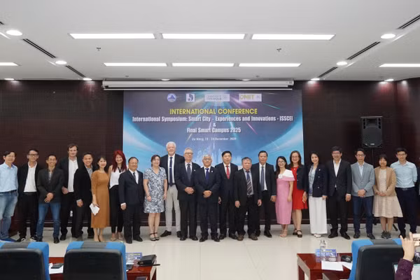Các chuyên gia, nhà quản lý chụp ảnh lưu niệm tại hội thảo. 