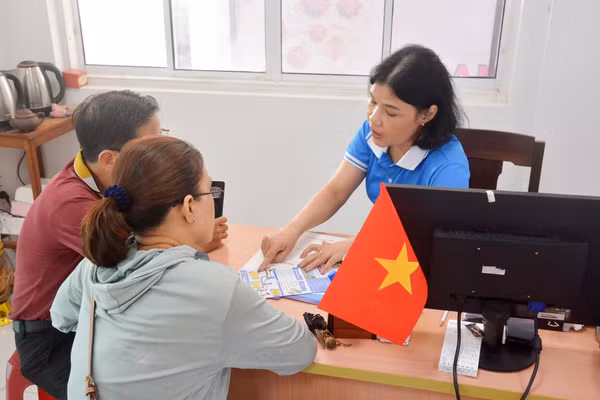 Bộ phận tuyển sinh Trường Cao đẳng Thương mại tư vấn cho phụ huynh về chương trình đào tạo hệ 9+.