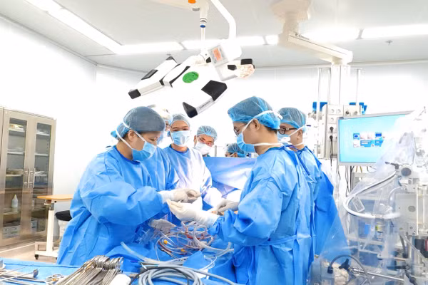 Các bác sĩ Bệnh viện Đại học Y Dược (ĐHQGHN) - Cơ sở Linh Đàm thực hiện ca phẫu thuật nội soi toàn bộ vá thông liên nhĩ dưới tuần hoàn ngoài cơ thể.