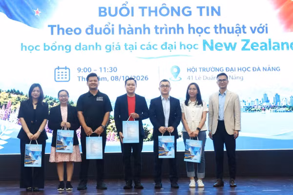 Đại diện Đại học Đà Nẵng tặng quà lưu niệm cho đại diện các đại học tham gia chương trình. 