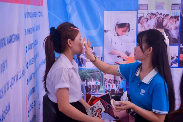 Đào tạo bám sát thực tế, Trường Cao đẳng Thương mại hút Gen Z