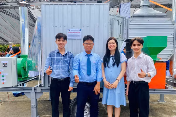 Nhóm giảng viên - sinh viên chế tạo thiết bị sấy di động. 