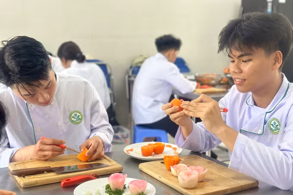 Giờ thực hành tỉa rau củ và trình bày món ăn tại Trường Cao đẳng Lương thực - Thực phẩm.