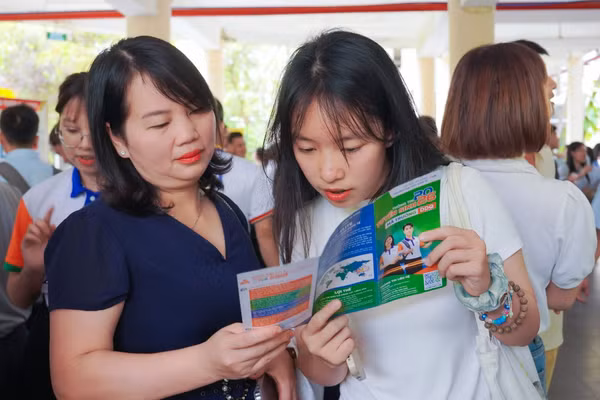 Phụ huynh và học sinh Trường THPT chuyên Lê Quý Đôn (TP Đà Nẵng) tìm hiểu thông tin tuyển sinh đại học, cao đẳng năm 2026.