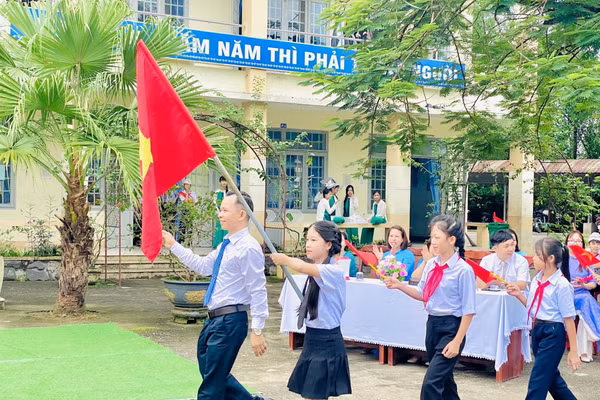 Trường 19 tháng 8 đón học sinh khối lớp 6 trong lễ khai giảng năm học 2025 - 2026. 