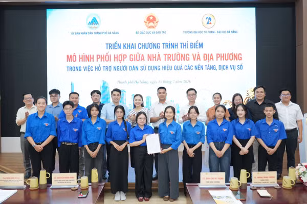 Sinh viên Đà Nẵng về phường hỗ trợ người dân làm thủ tục trực tuyến