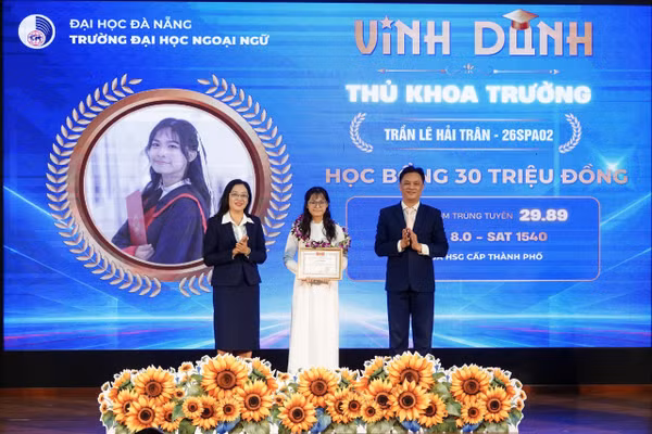Đại diện Ban giám hiệu Trường Đại học Ngoại ngữ, Đại học Đà Nẵng vinh danh, khen thưởng thủ khoa trường.