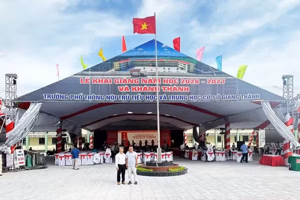 Điểm cầu chính Lễ khai giảng và khánh thành các trường nội trú liên cấp biên giới của tỉnh An Giang tại Trường Phổ thông nội trú TH&THCS Giang Thành. Ảnh: Yến Phương. 
