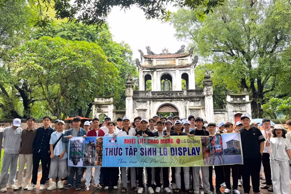 Sinh viên Khoa Điện - Điện tử chụp ảnh lưu niệm sau khi hoàn thành Học kỳ doanh nghiệp tại Công ty TNHH LG Display Việt Nam Hải Phòng.
