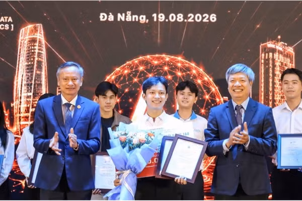 Đại diện nhóm sinh viên thiết kế “Kính thực tế ảo hỗ trợ giao tiếp dành cho người khiếm thính” đoạt giải Nhất “Cuộc thi Khởi nghiệp đổi mới sáng tạo thành phố Đà Nẵng” (SURF - 2026). 