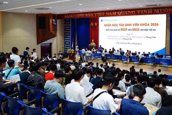 Tân sinh viên làm thủ tục nhập học tại Trường Đại học Bách khoa - Đại học Đà Nẵng.
