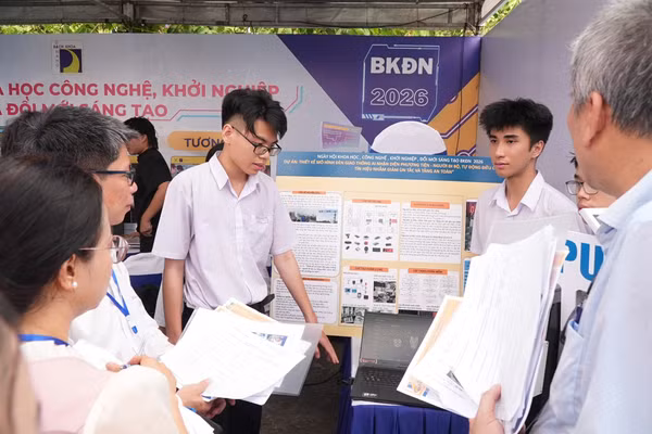 Học sinh THPT thuyết trình dự án tại Ngày hội Khoa học Công nghệ, Khởi nghiệp và Đổi mới sáng tạo BKĐN 2026. 