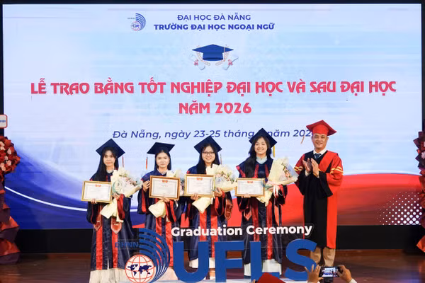 PGS.TS Nguyễn Văn Long trao thưởng cho sinh viên tốt nghiệp loại xuất sắc.