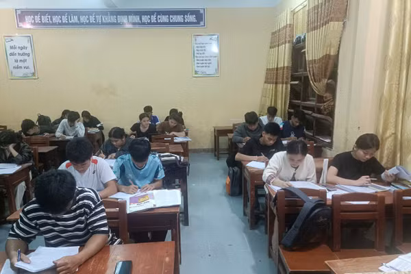 Học sinh Trường THPT Nguyễn Văn Trỗi (xã La Dêê - TP Đà Nẵng) tự học có hướng dẫn vào các buổi tối.