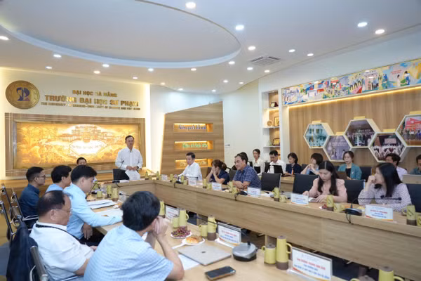 Đoàn khảo sát của Bộ GD&ĐT làm việc tại Trường Đại học Sư phạm - Đại học Đà Nẵng. Ảnh: Thế Hưng. 