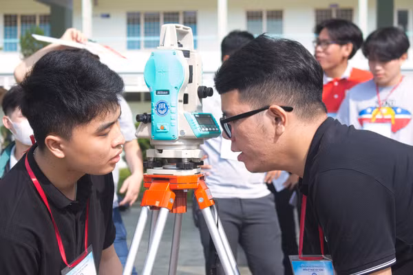 Khoa Kỹ thuật Xây dựng, Trường Đại học Sư phạm Kỹ thuật - Đại học Đà Nẵng tổ chức cuộc thi Thực hành Trắc địa.