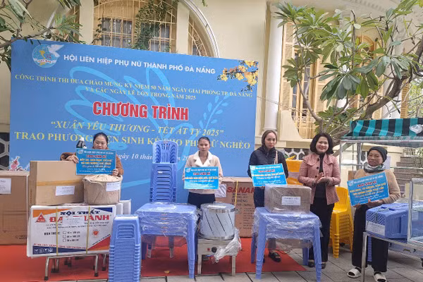 Hội LHPN TP Đà Nẵng trao phương tiện sinh kế cho phụ nữ nghèo. 