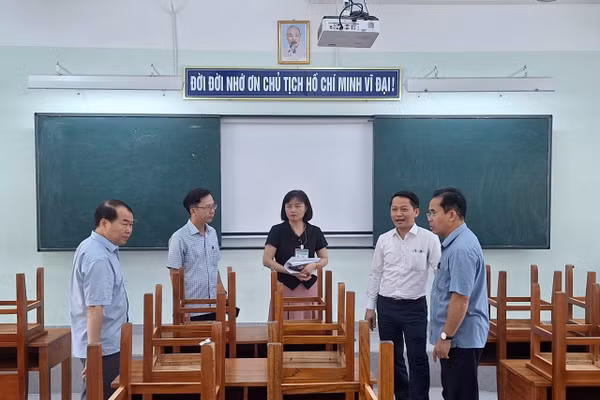 Ông Trần Anh Tuấn - Phó Chủ tịch UBND TP Đà Nẵng (bìa phải) cùng đại diện Sở GD&ĐT Đà Nẵng kiểm tra công tác chuẩn bị thi tuyển sinh lớp 10 tại Trường THCS Lê Thị Hồng Gấm. 