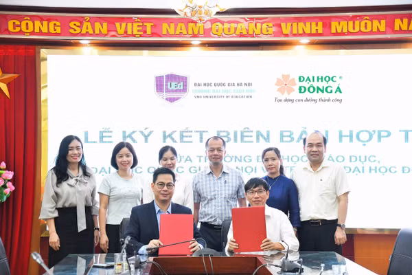Đại diện Trường Đại học Đông Á và Trường Đại học Giáo dục - Đại học Quốc gia Hà Nội ký kết hợp tác. 