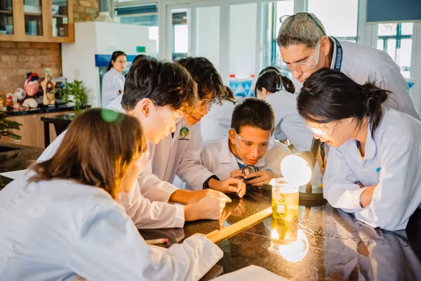 Học sinh Trường Quốc tế Hội An (HAIS) trong giờ thực hành khoa học.