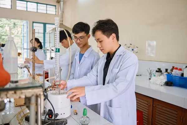 Sinh viên xuất sắc được tham gia đề án đào tạo giảng viên sẽ có quá trình tích lũy kinh nghiệm giảng dạy và nghiên cứu. Ảnh: NTCC