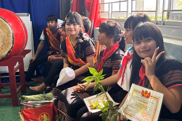 Học sinh giỏi và học sinh xuất sắc được tặng cây sâm giống Ngọc Linh trong lễ bế giảng.