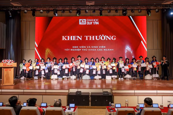 Đại học Duy Tân khen thưởng học viên tốt nghiệp thủ khoa các ngành.