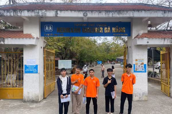 Học sinh Trường nội trú Hy Vọng dự thi tại Điểm thi Trường Hermann Gmeiner (Ngũ Hành Sơn, TP Đà Nẵng). 